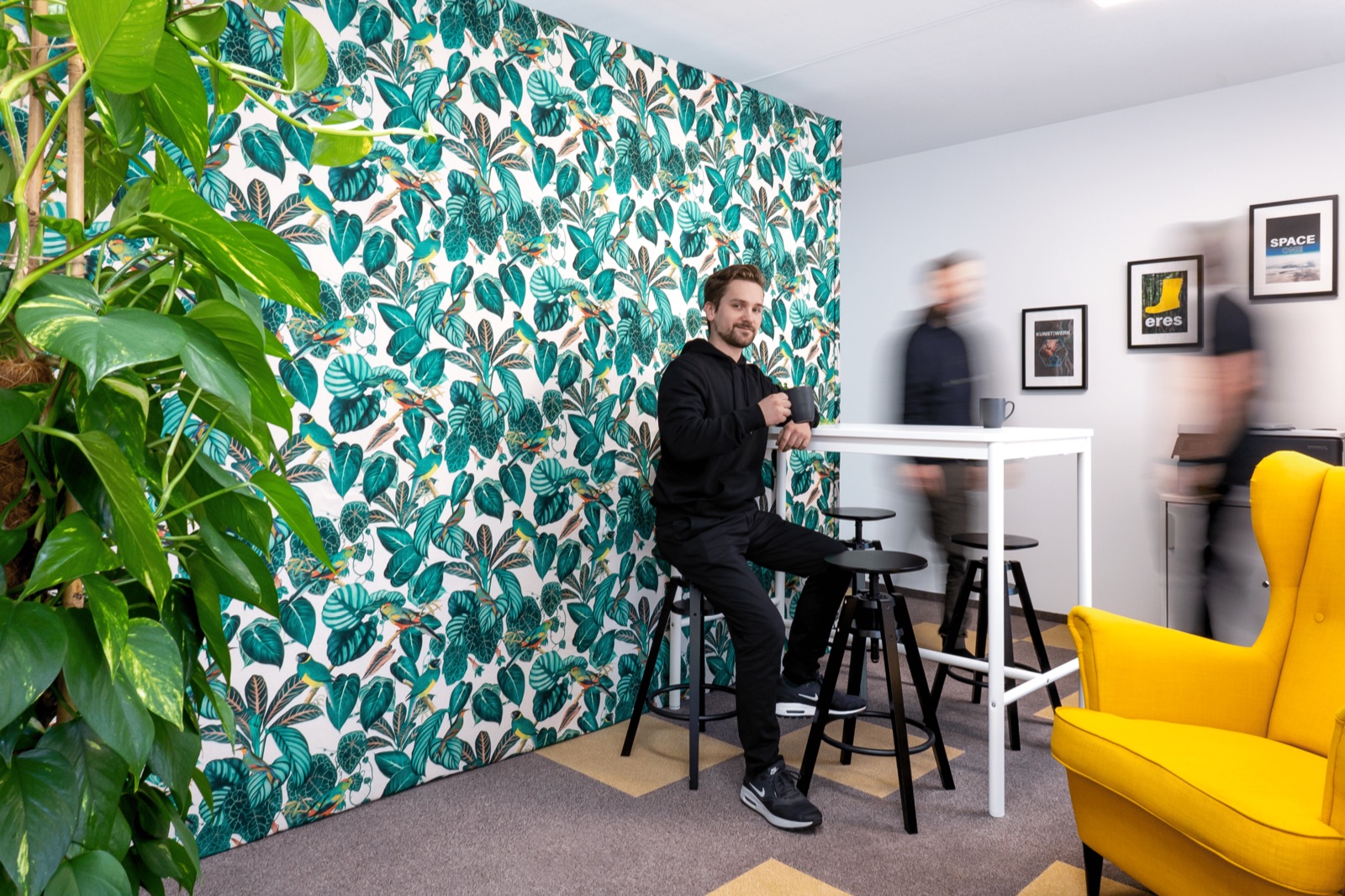 Gründer des SpaceOne Coworking in der Networking-Area vor der Dschungel-Tapete