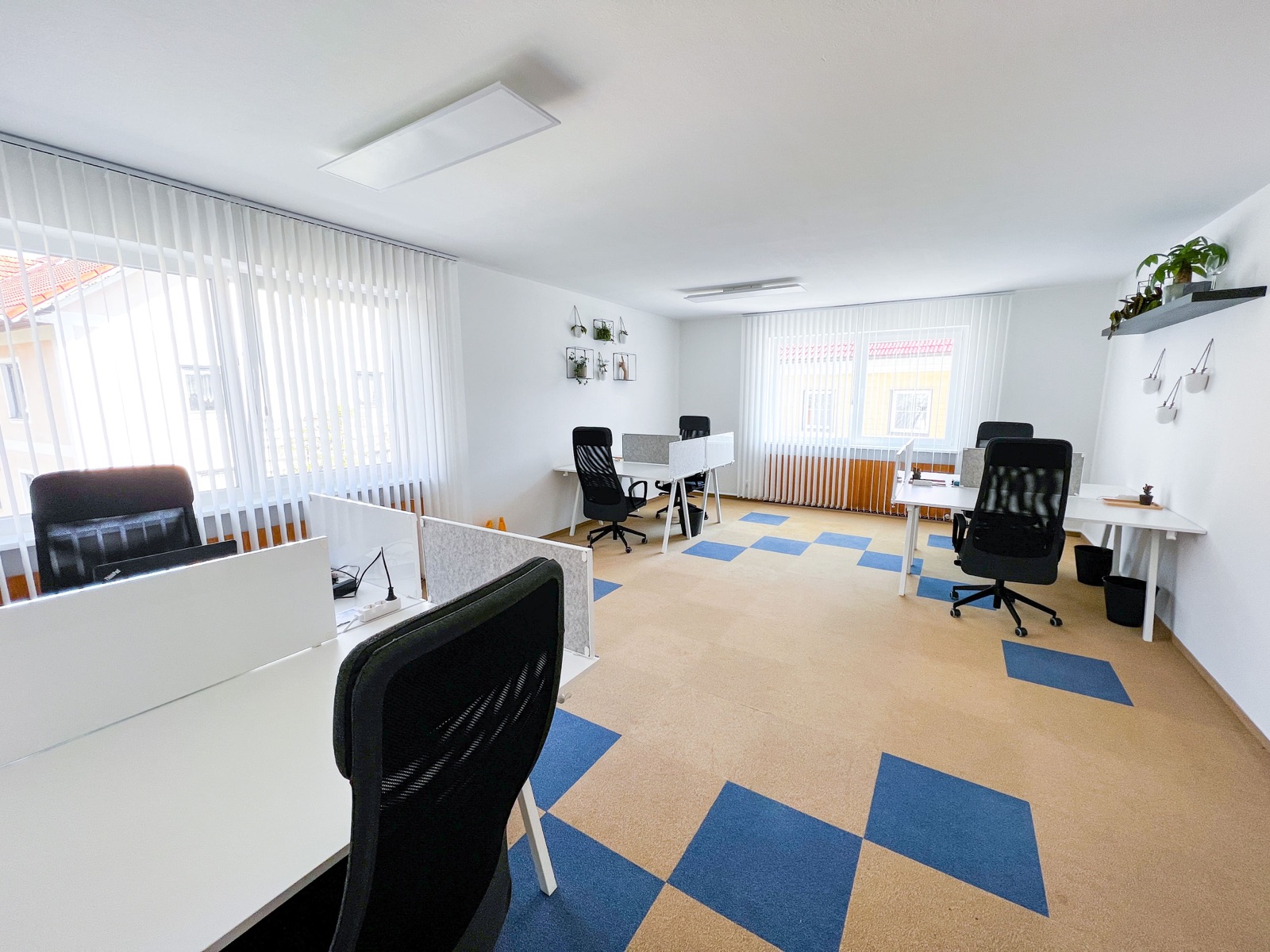 Großer, lichtdurchfluteter Coworking-Raum mit mehreren Arbeitsplätzen