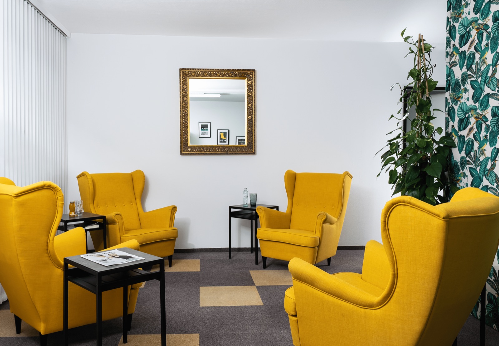 Lounge mit gelben Sesseln, Spiegel und Pflanzen